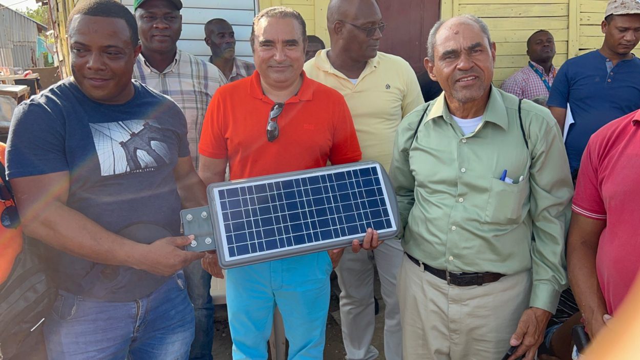 Donan 50 lámparas solares en Los Arroyos de Los Guaricanos