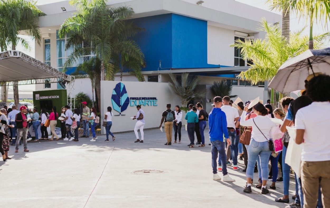 Reciben más de 3 mil aspirantes en Feria Empleo