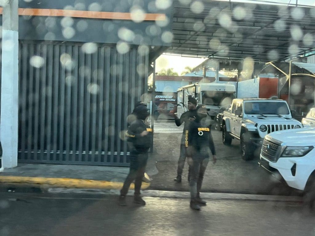 Agentes de la DNCD durante un allanamiento en Santiago durante la Operación Rascacielos a través de la cual la Procuraduría desmanteló una red de lavado de millones de dólares.
