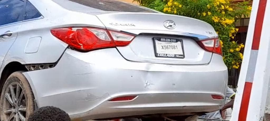 Este es el carro que conducía el hombre que atropelló una enfermera en Cotuí.
