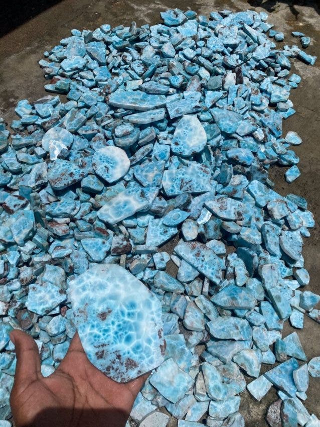El larimar es una piedra preciosa que se encuentran la provincia de Barahona y es utilizada para hacer joyas y otras joyas.
