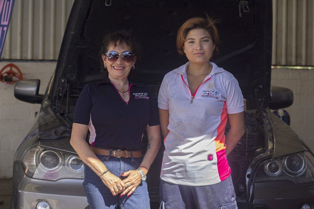 QUERÉTARO (MÉXICO).- Las ingenieras mecánicas Sonia Luna Chávez (i) y María Fernanda Ornelas posan durante una entrevista para Efe, el 8 de marzo de 2022, en la ciudad de Querétaro (México). María Fernanda se sumerge dentro del capó de un coche y aprieta tornillos con la experiencia que le ha otorgado formar parte de W Racing Point Garage, uno de los únicos talleres mecánicos de México dirigido y operado solamente por mujeres. EFE/Sergio Adrián Ángeles