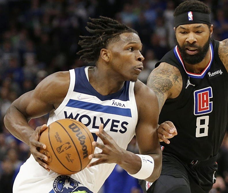 Dúo dinámico lidera triunfo de los Wolves