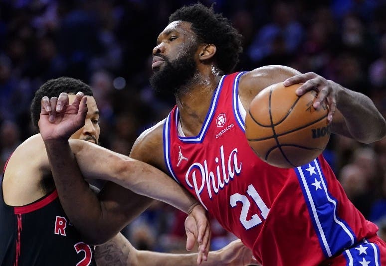 Embiid ejerce dominio ante los Raptors