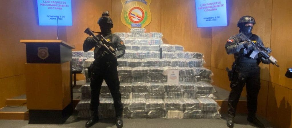 Agentes de la DNCD custodia los 1,129 paquetes de cocaína decomisados en el puerto de Caucedo el domingo.