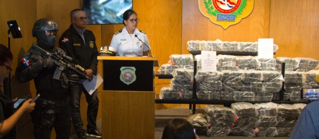 La subdirectora de comunicaciones de la Armada, capitán de fragata Yulissa Cordones, da detalles del cargamento de cocaína incautado.
