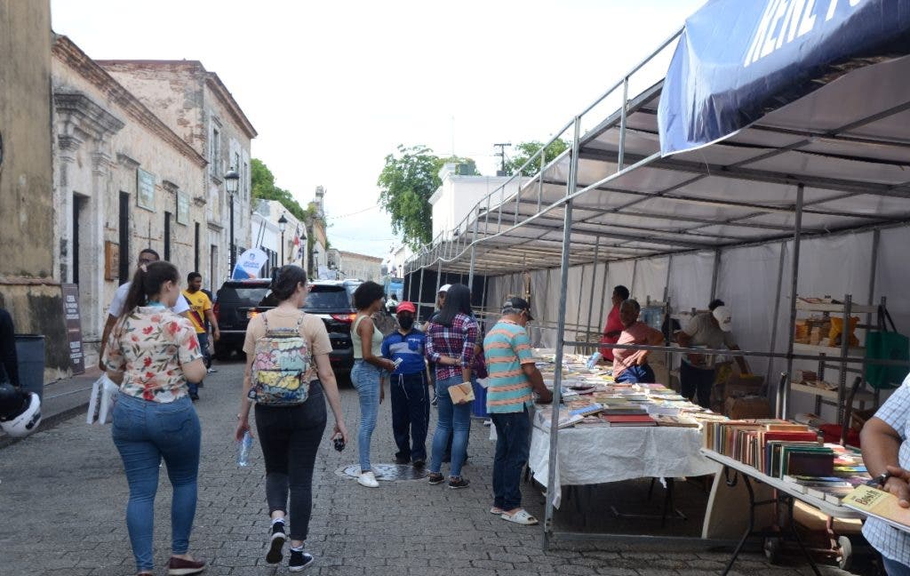 Como se ve, los stand abiertos al público aun no estaban del todo instalados ayer tarde.
