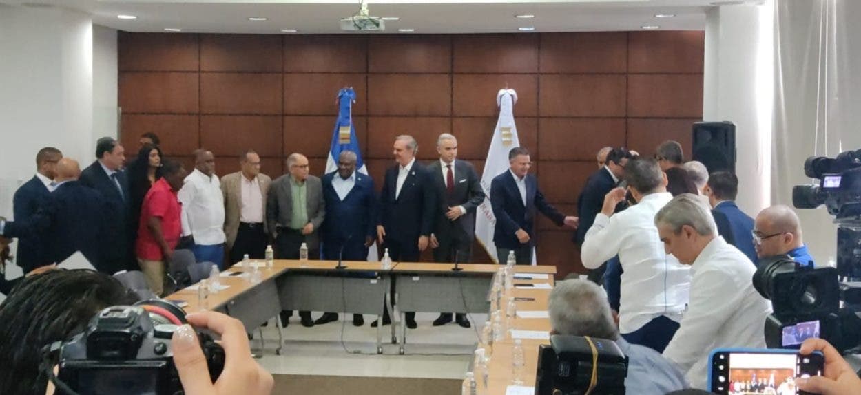 Anuncia alza de 24 % obreros construcción