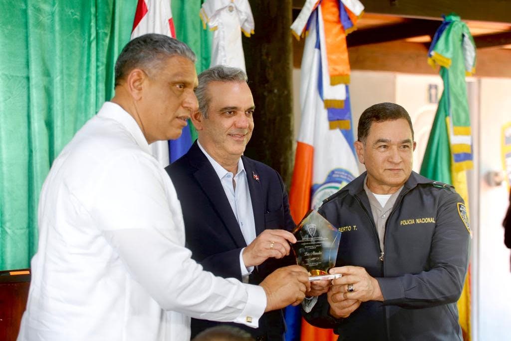 Presidente Abinader Sostiene Almuerzo Con Policías En Hatillo 1 Abinader 1