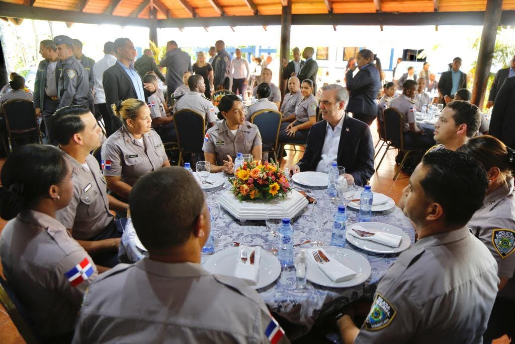 Presidente Abinader sostiene almuerzo con policías en Hatillo