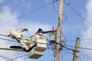 El restablecimiento del servicio eléctrico avanza con lentitud en Puerto Rico