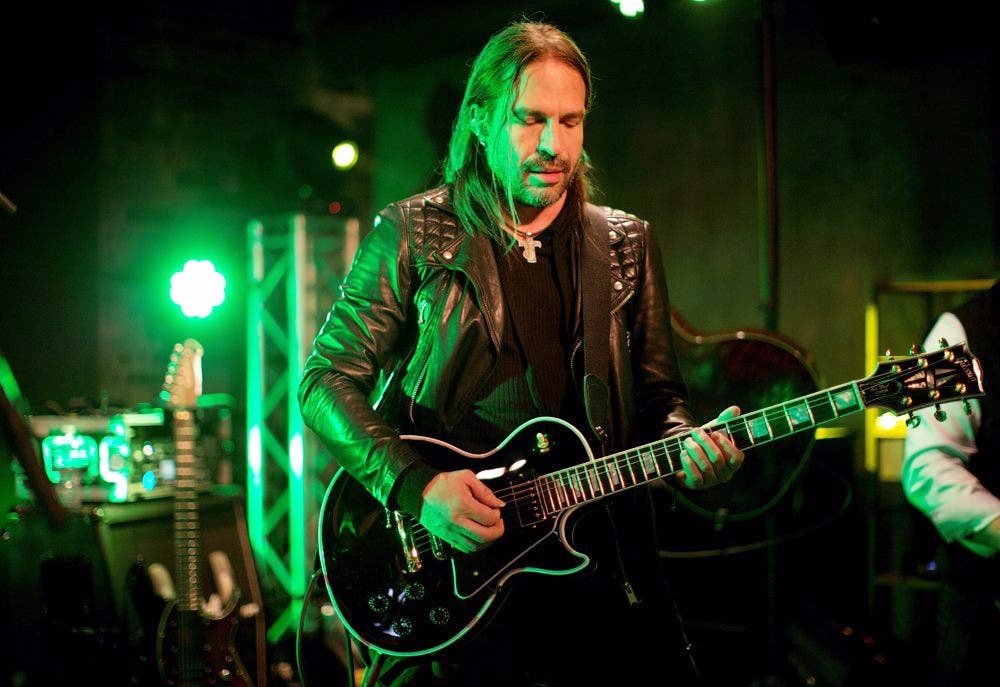 Guitarrista Vallín de Maná tiene primera Gibson personalizada para un latino