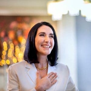 Raquel Arbaje: «Aquí está su servidora no electa, siempre a sus órdenes»