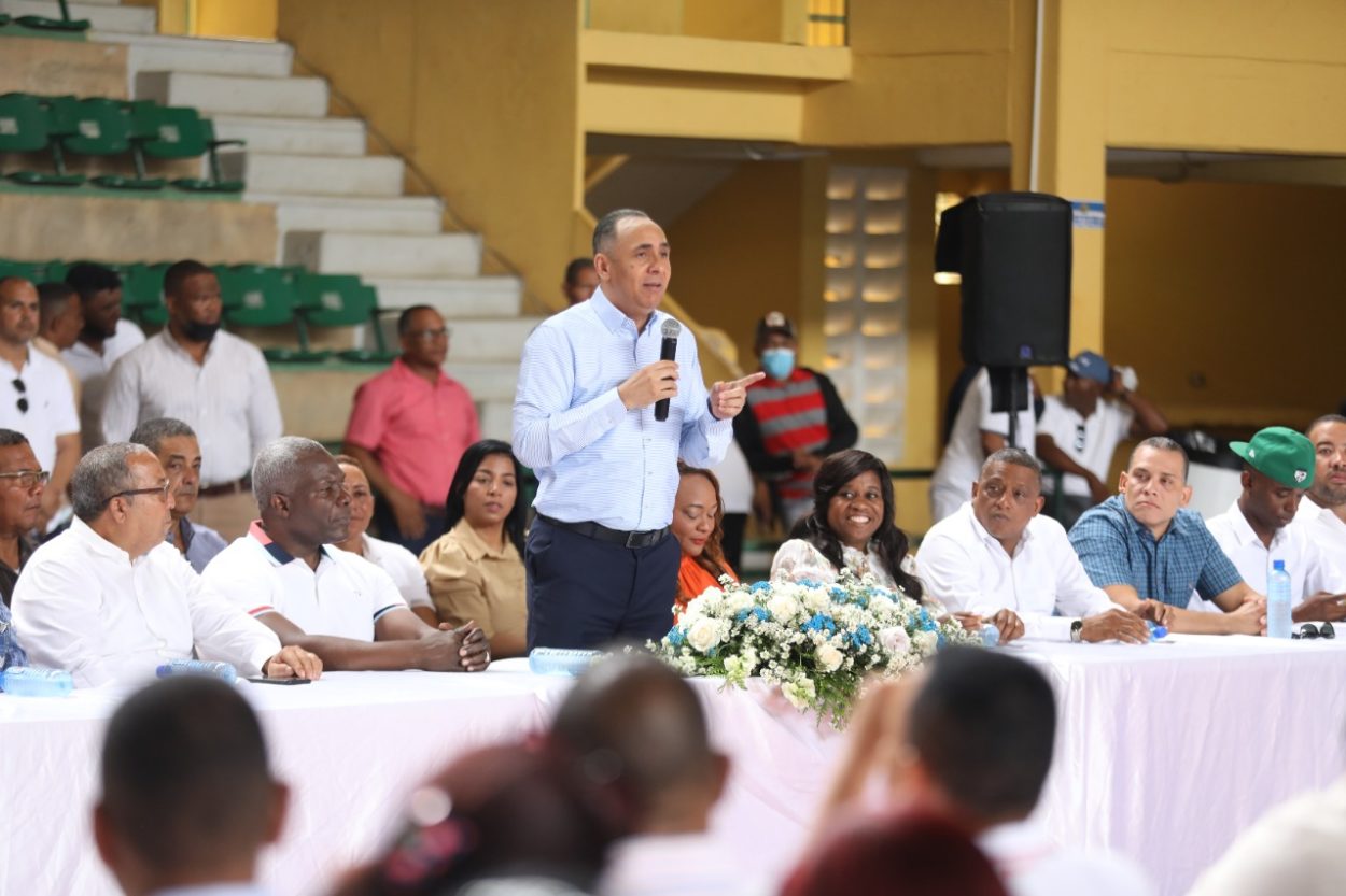 Arroyo realiza encuentro con equipo político