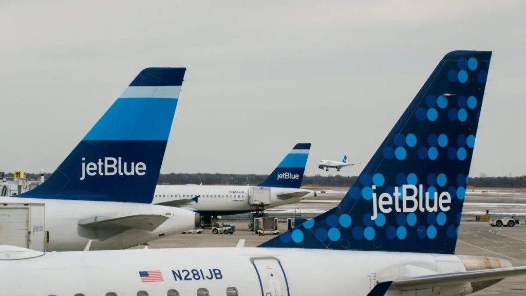 Usuarios de JetBlue varados en aeropuertos