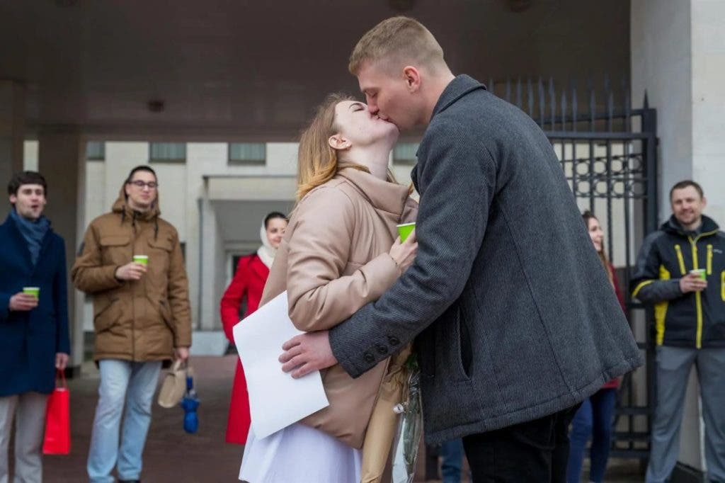 Una boda y un poco de alegría en medio de la guerra en Ucrania      