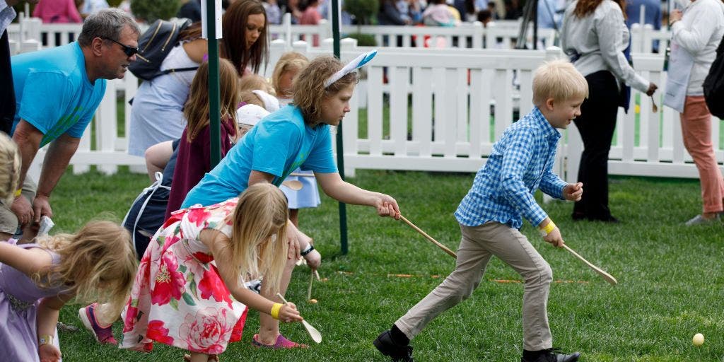La lluvia desluce la primera carrera de huevos de Pascua de los Biden