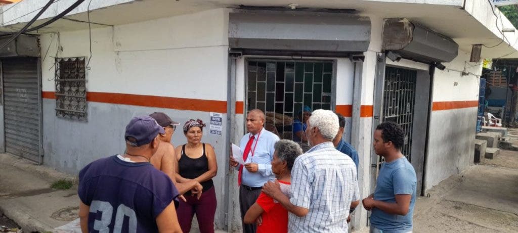 Residentes en el Simón Bolívar conversan con reporteros de El Nacional sobre los vertederos de basuras que abundan en calles de todo el sector.