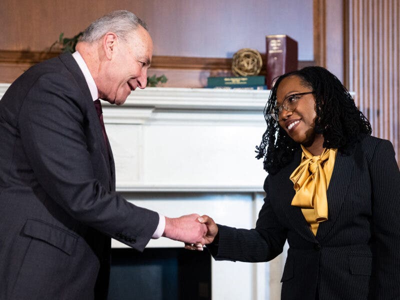 Durante el proceso de selección, Schumer incluso le sugirió al jefe de gabinete de la Casa Blanca, Ron Klain, que Jackson sería la mejor opción para ser confirmado sobre los otros nombres en la lista corta de Biden, según una fuente familiarizada con la conversación.
