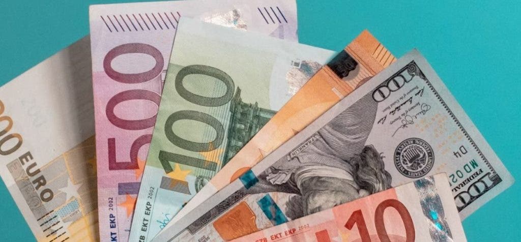 Euro cae a mínimos desde hace más de 2 años frente al dólar