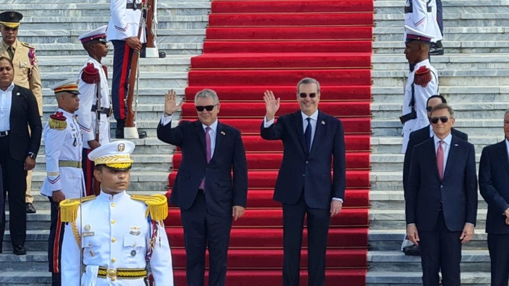 El presidente Luis Abinader y el presidente de Colombia, Iván Duque, saluda en la escalinata del Palacio Nacional donde el mandatario sudamericano inició una visita oficial de 24 horas a República Dominicana.