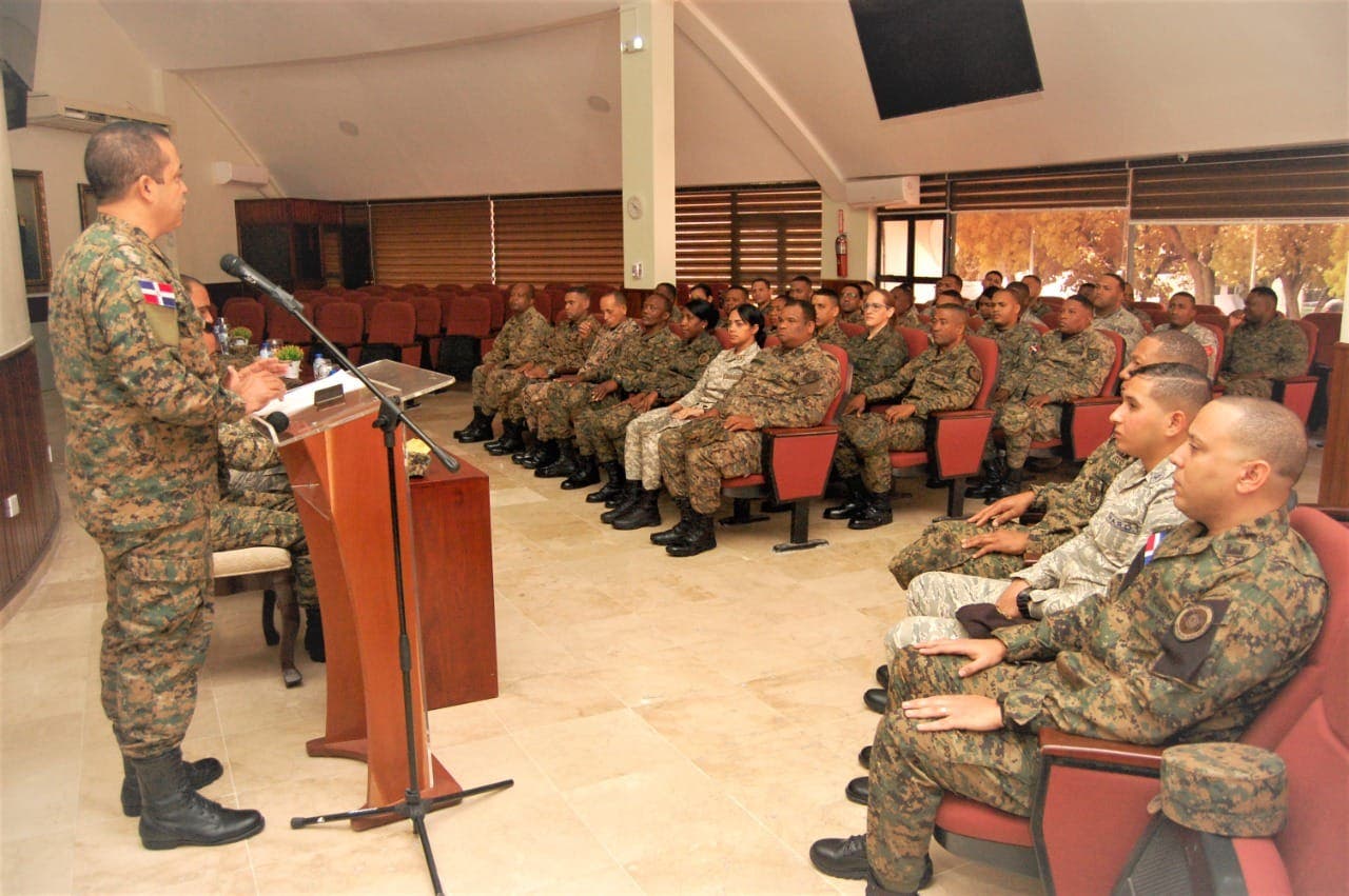Gradúan 35 militares en seguridad para edificios públicos