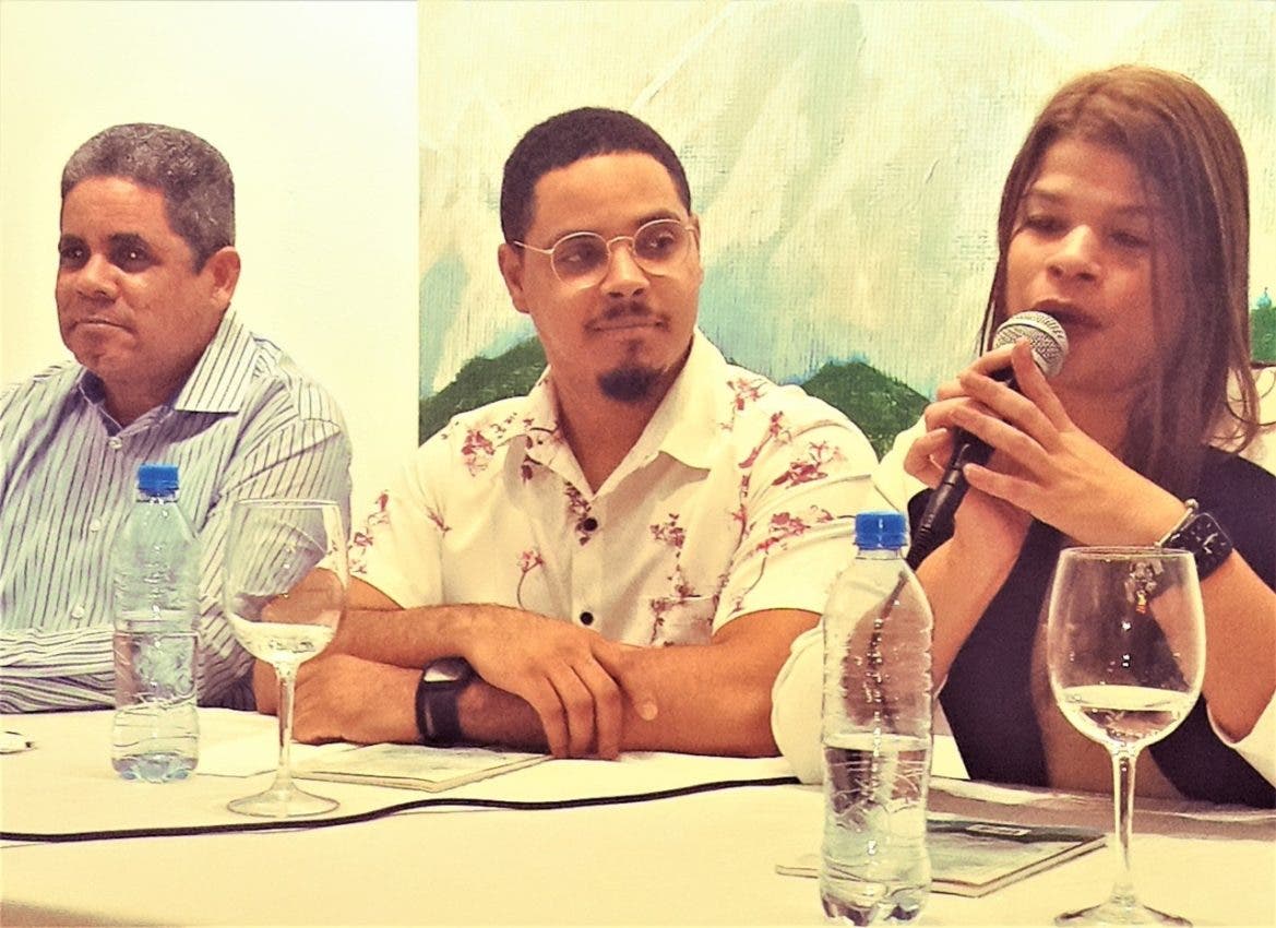 Ian Alcántara presenta su primer libro de poesía