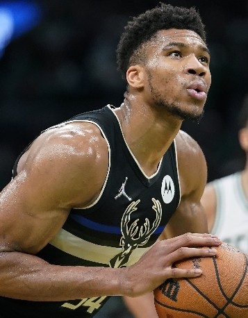 Giannis y Jokic encabezan equipo NBA