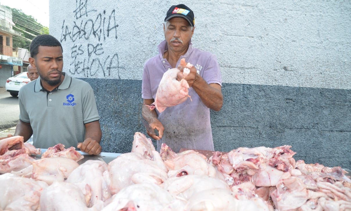 Precio pollo sigue hoy entre $80 y $100 en barrios
