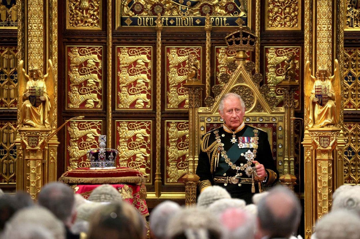 Carlos reemplaza por primera vez a la reina en la apertura del Parlamento