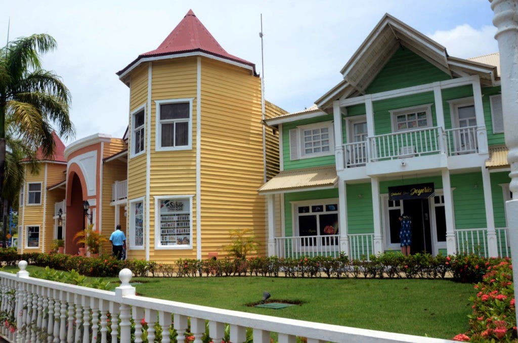 Coloridas edificaciones de madera en la marina de Samaná.