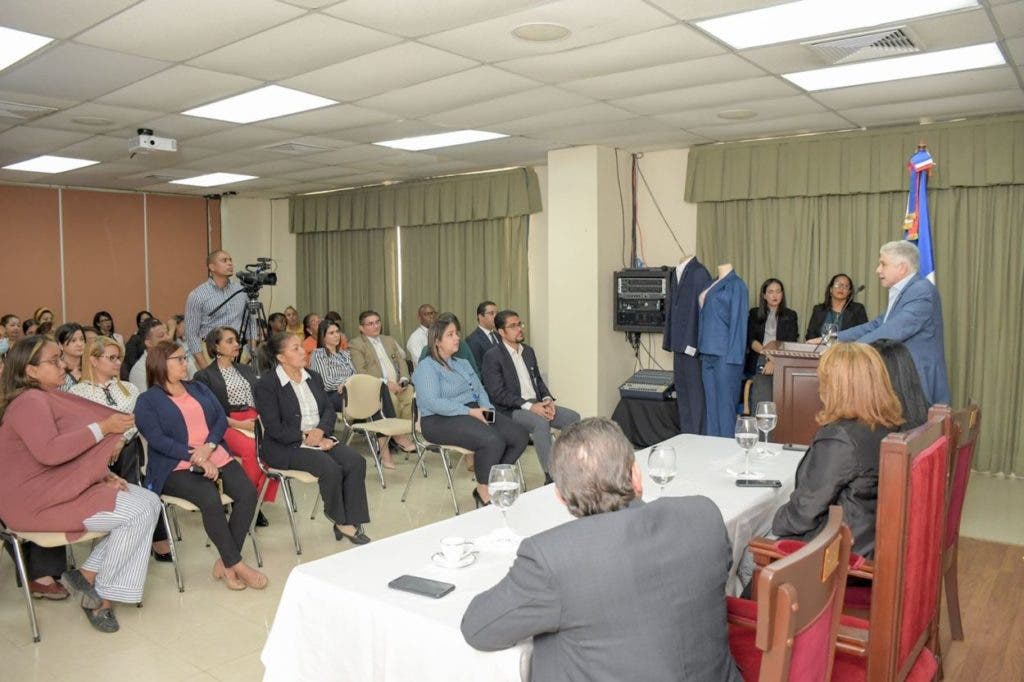 Realizan entrega uniformes a colaboradores de área legislativa