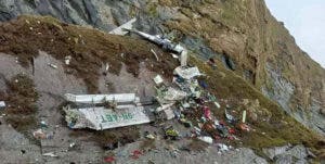 Suben a 21 los cadáveres encontrados del avión accidentado en Nepal