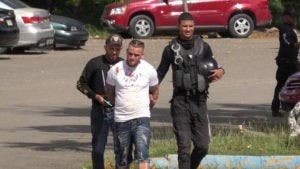 Prisión preventiva para 2 policías por muerte de barbero en Santiago
