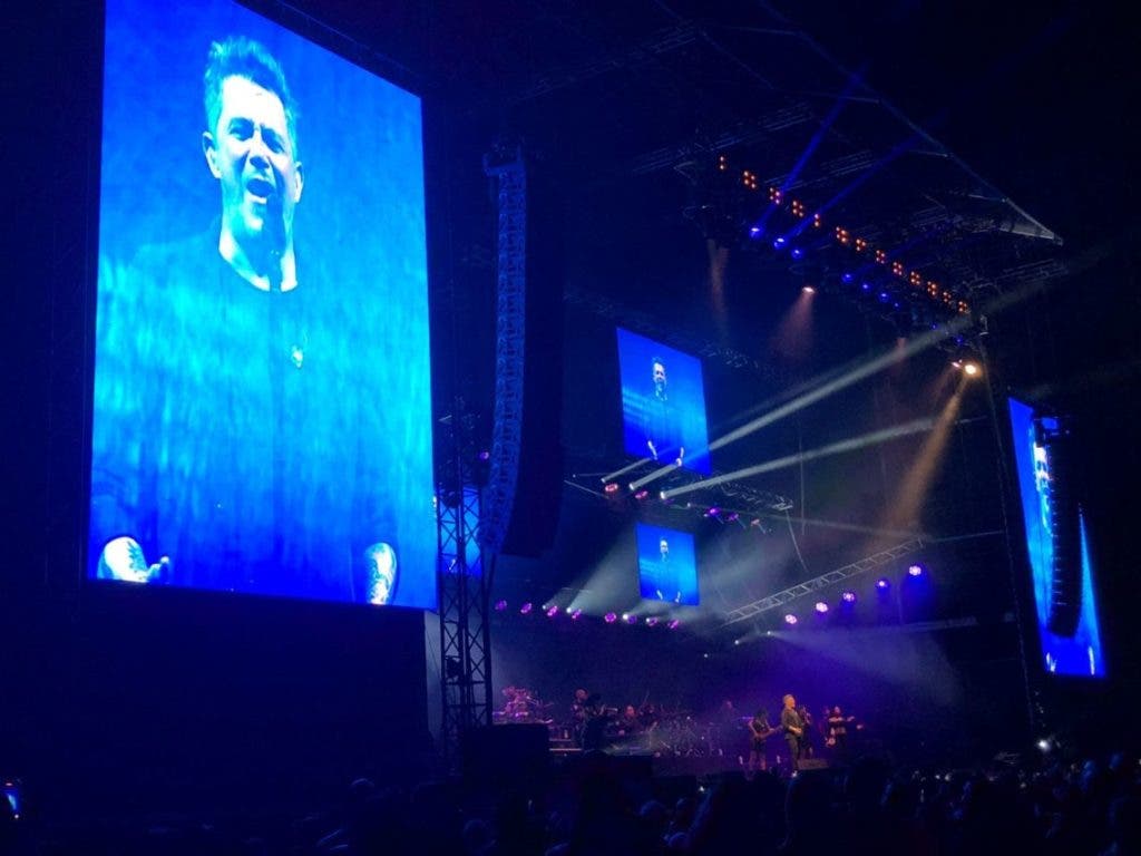 Gran algarabía y emoción en los seguidores de Alejandro Sanz en las primeras canciones de su concierto en el Estado Quisqueya.