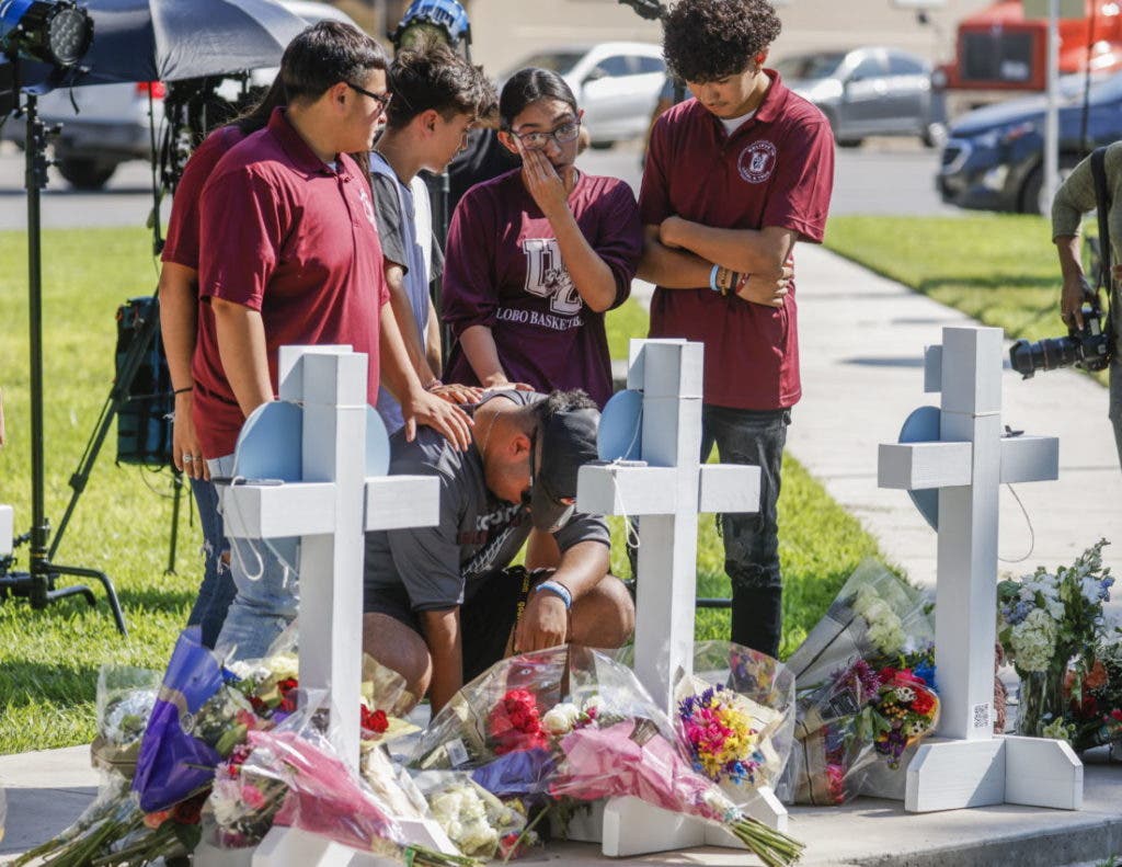Uvalde (Estados Unidos).- Personas dejan flores y firman mensajes en cruces con los nombres de las víctimas en el parque de la ciudad tras un tiroteo masivo en la Escuela Primaria Robb en Uvalde, Texas, EE.UU. Según funcionarios de Texas, al menos 19 niños y dos adultos murieron en el tiroteo del 24 de mayo. El pistolero de dieciocho años fue asesinado por los oficiales que respondieron. (Estados Unidos) EFE/EPA/TANNEN MAURY