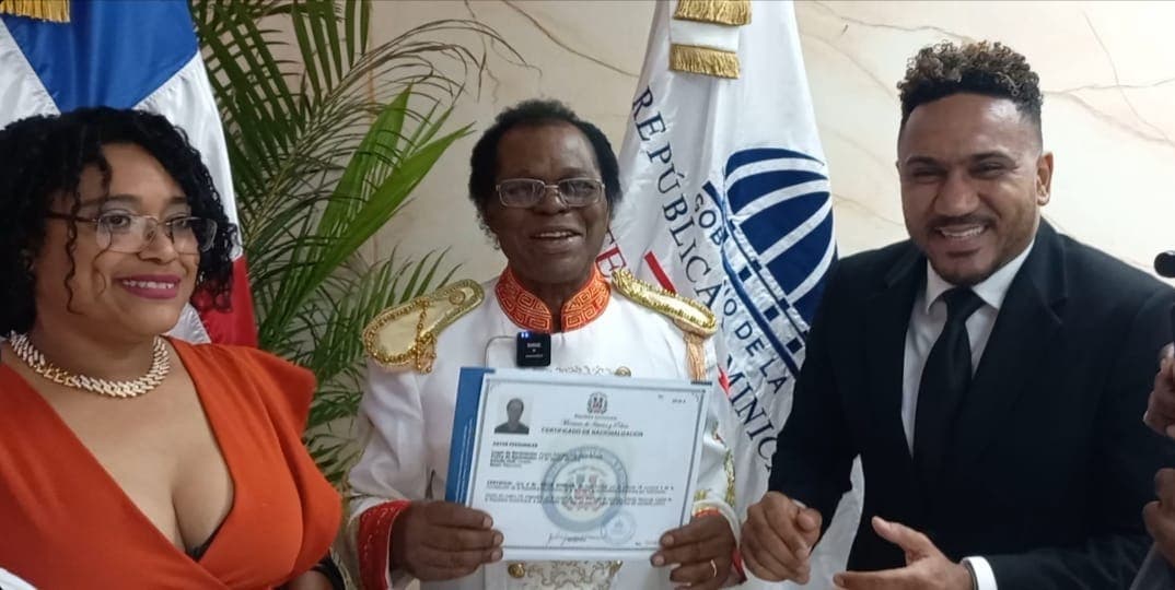 Otorgan ciudadanía a Félix Cumbé