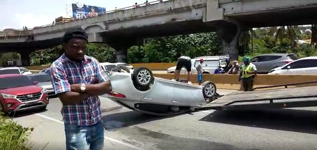 Accidente provoca taponamiento en autopista Las Américas