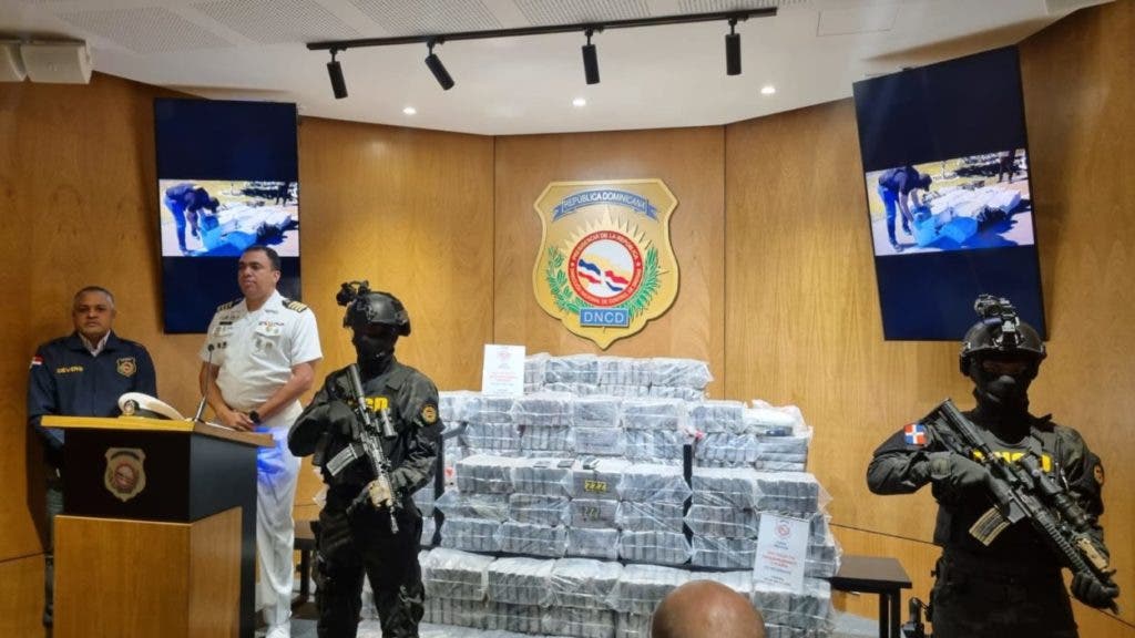 Agentes de la DNCD vigilan los 494 paquetes de cocaína incautados esta madrugada en Baní.