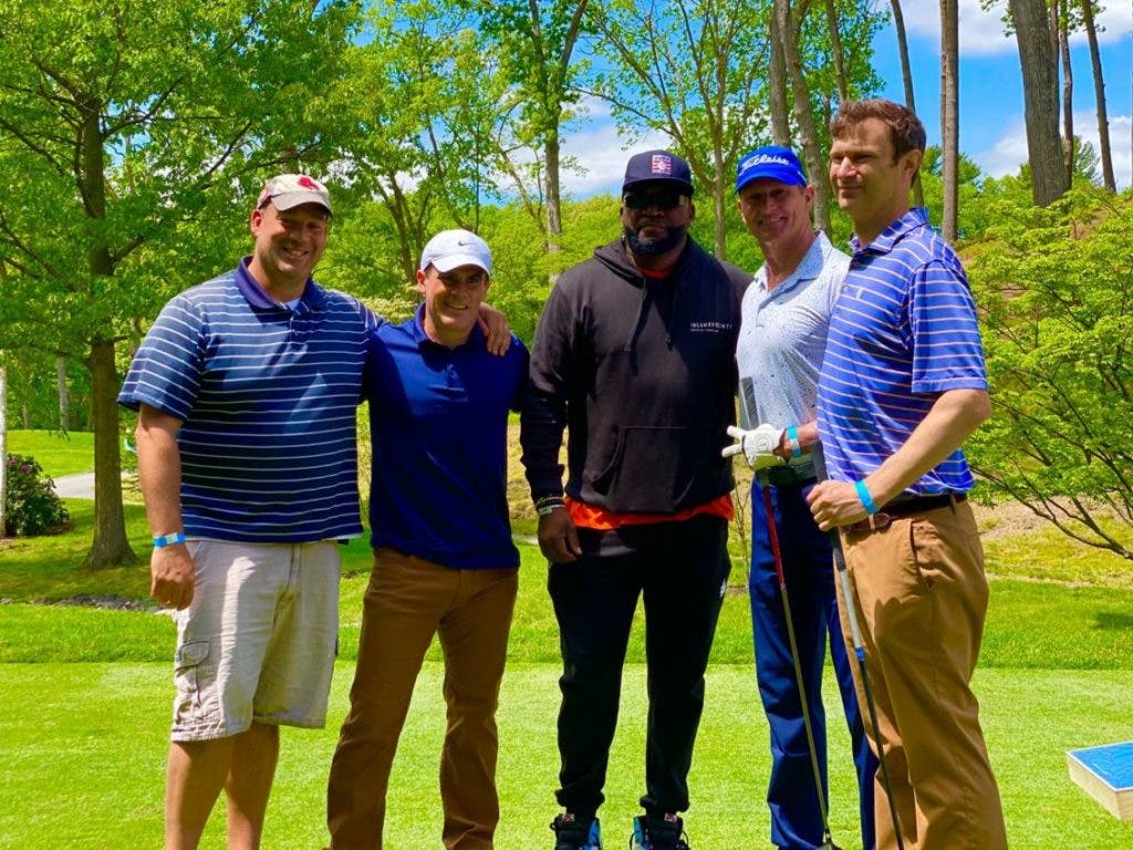 David Ortiz junto a varios golfista que participaron en el torneo.