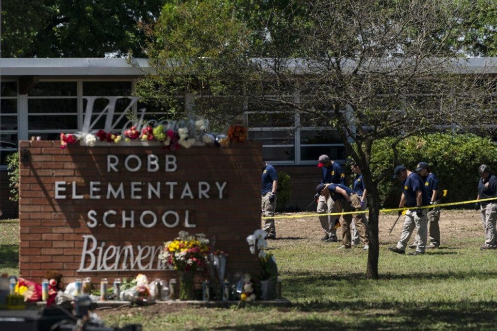 Espacios vacíos y corazones rotos en dolido pueblo Texas