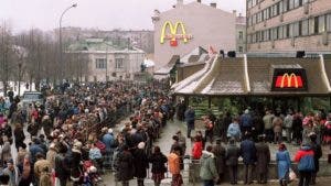 Q MUNDO: Rusos hacen fila por su último Big Mac