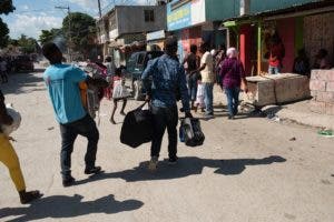 Haitianos vuelven a sus casas en ruinas tras guerra entre bandas