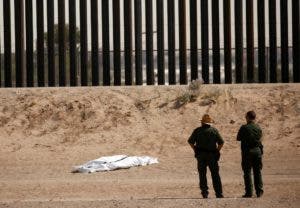 Migrante muere tras caer del muro entre México y EEUU