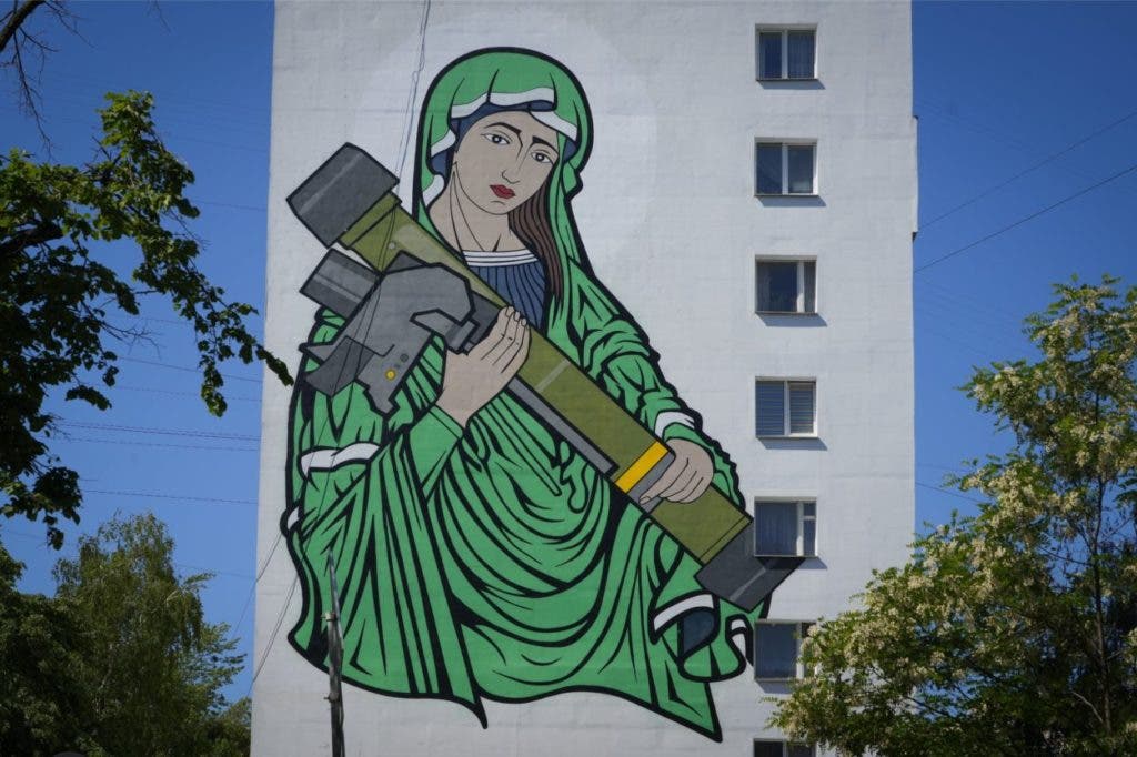 Un mural muestra una imagen conocida como "Santa Javelina", la Virgen María acunando un arma antitanque Javelin FGM-148 de fabricación estadounidense, en un edificio de apartamentos en Kiev, Ucrania, el lunes 6 de junio de 2022. Los Javelin están entre las armas enviados por aliados occidentales a las fuerzas ucranianas para apoyarlas en su lucha contra la invasión rusa. El Javelin está ampliamente considerado como un símbolo de la defensa ucraniana. (AP Foto/Efrem Lukatsky)