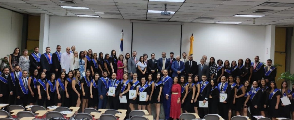 Cabral y Báez gradúa médicos residentes