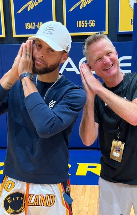 Curry le hace broma a dirigente Steve Kerr