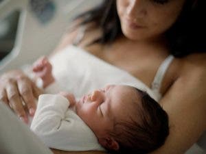 EEUU expande cobertura médica para mujeres pobres que han dan dado a luz