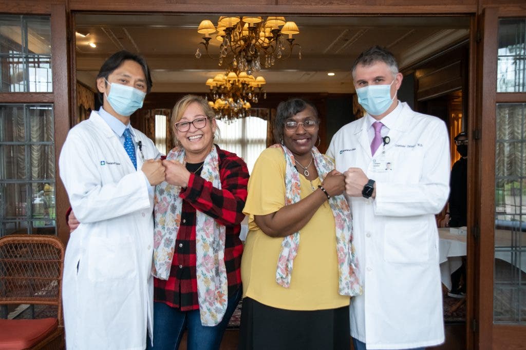 Las hermanas María Contreras y Mónica Davis junto a los médicos.