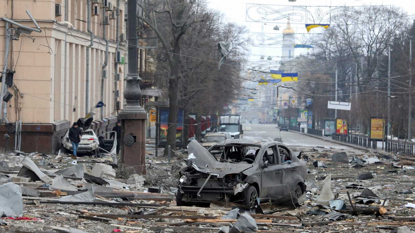 «Todo está en llamas»: Este de Ucrania resiste ataques rusos